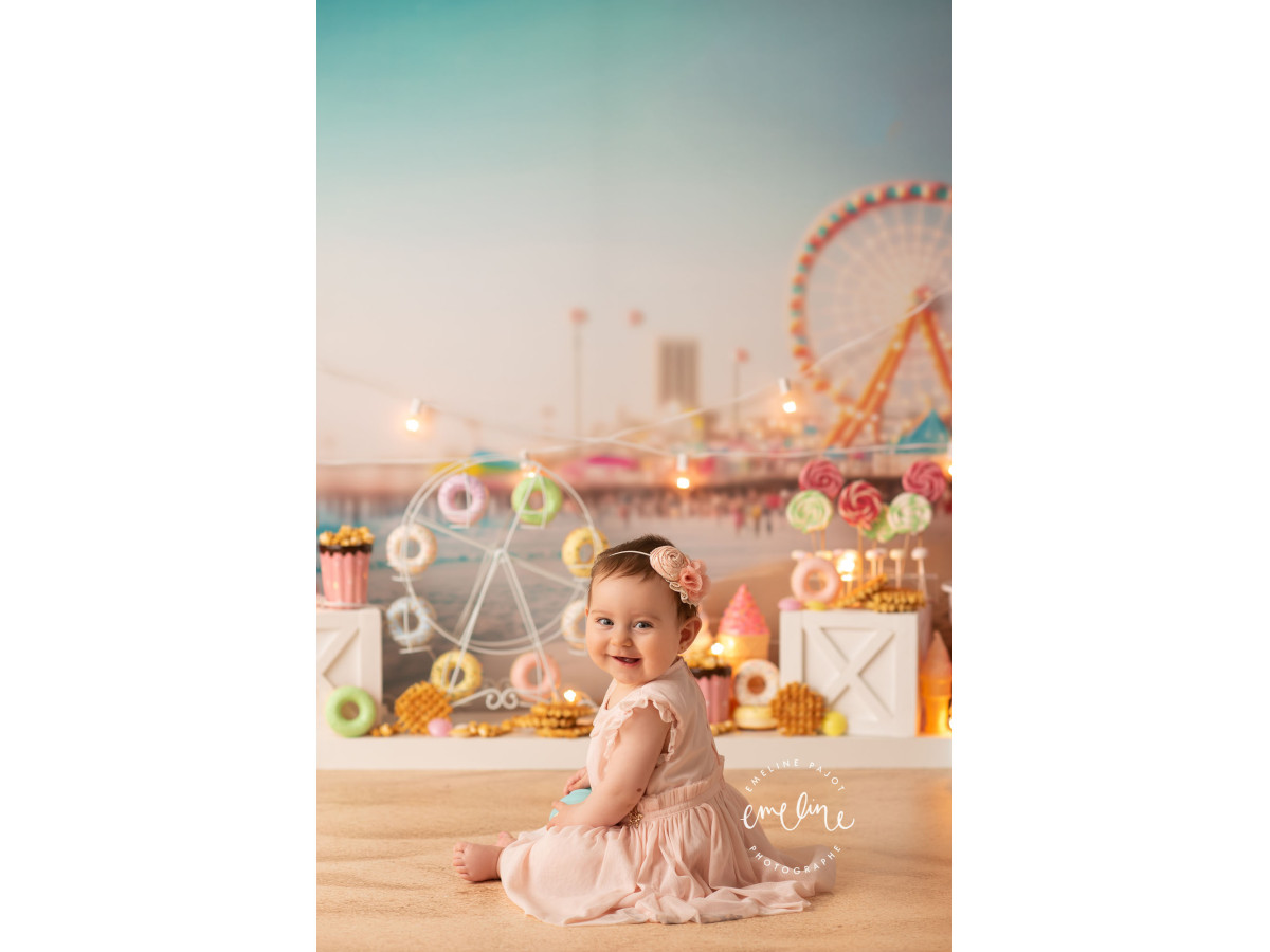 Fondo fotográfico de bebé y smash cake Bonbon de Plage – puesto de golosinas en la playa con noria | Colors&Drops