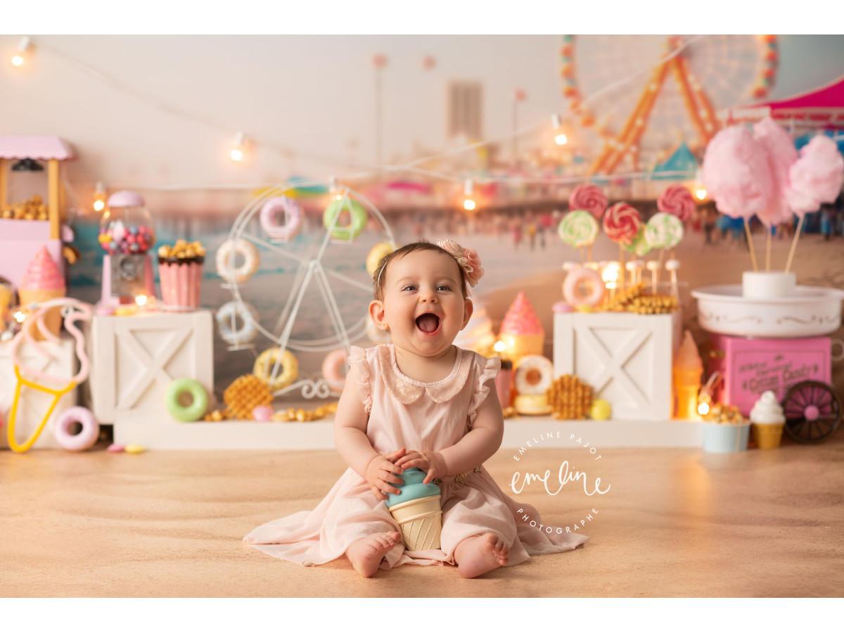Fondo fotográfico de bebé y smash cake Bonbon de Plage – puesto de golosinas en la playa con noria | Colors&Drops