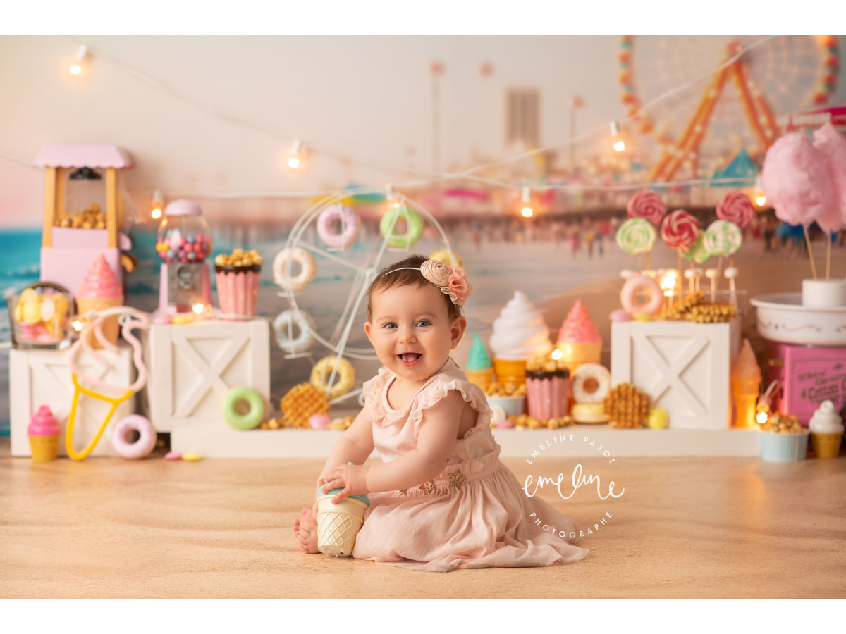 Fondo fotográfico de bebé y smash cake Bonbon de Plage – puesto de golosinas en la playa con noria | Colors&Drops
