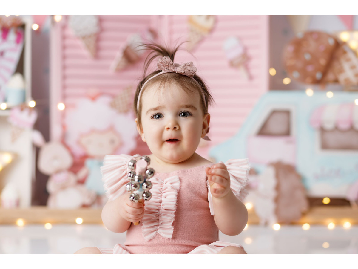 Fond photo bébé et smash cake Ice Cream Baby – décor glaces avec camion, fanions et cornets | Colors&Drops