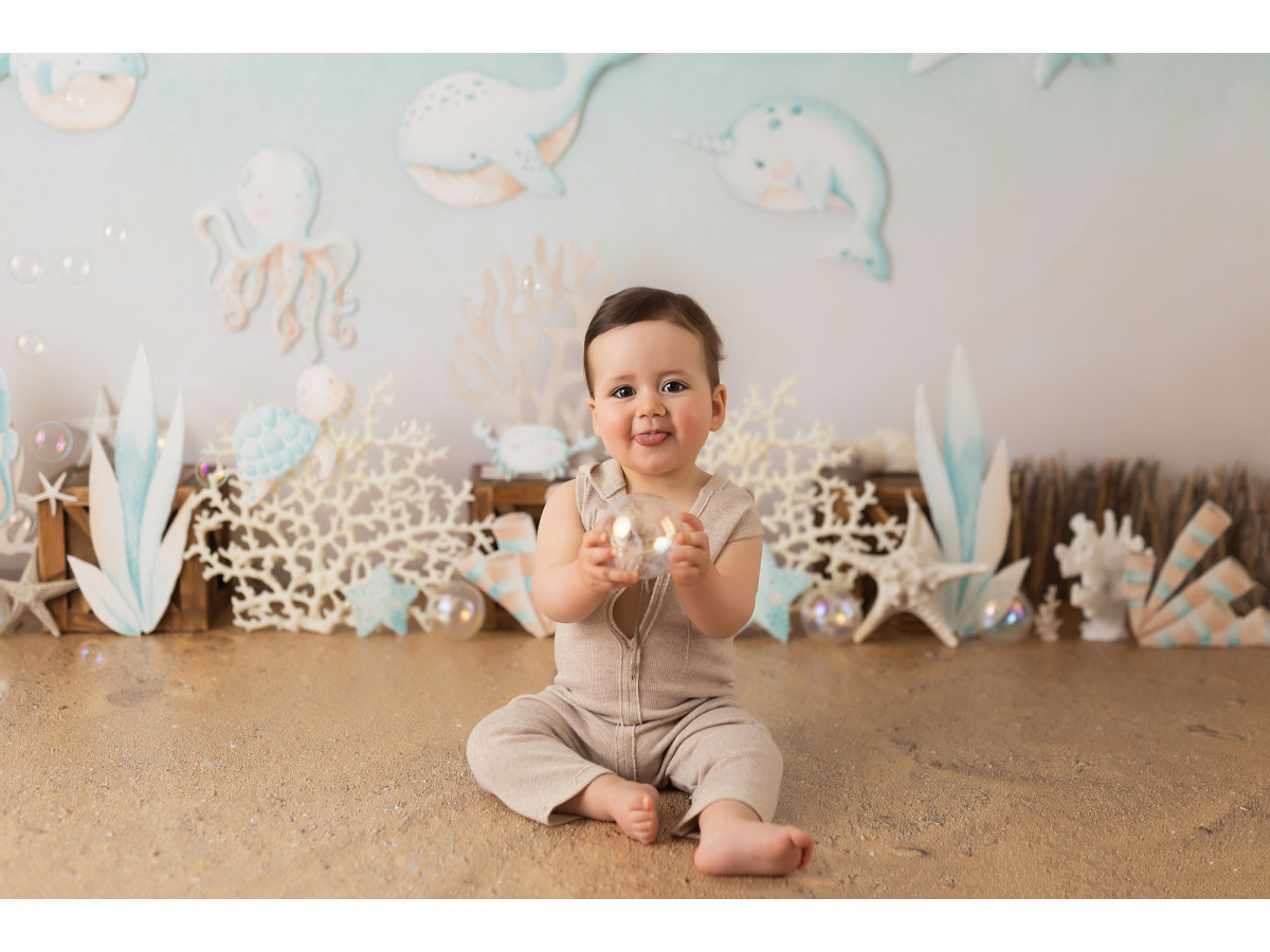 Fond photo bébé et smash cake Coraya – décor sous-marin avec dauphins, poissons et coraux | Colors&Drops