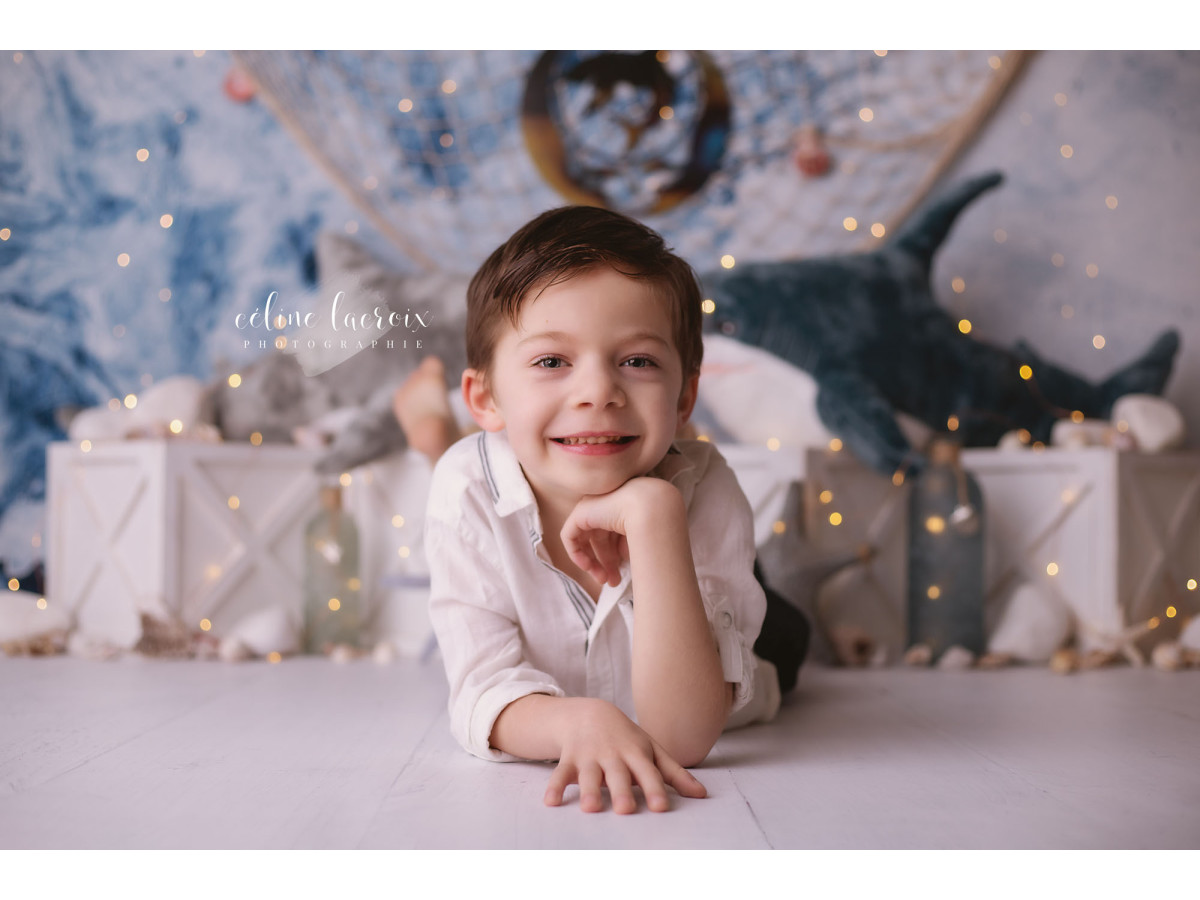Fondo fotográfico de bebé y smash cake Requin – decorado de tiburón de peluche con red de pesca y cajas | Colors&Drops