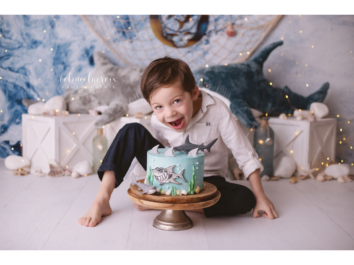 Fondo fotográfico de bebé y smash cake Requin – decorado de tiburón de peluche con red de pesca y cajas | Colors&Drops