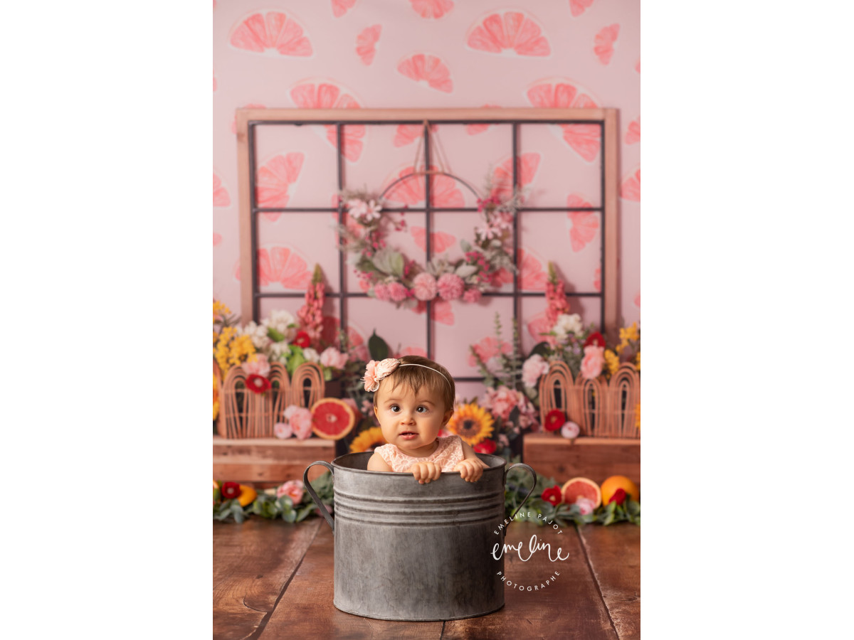 Fondo fotográfico de bebé y smash cake Pamplemoussa – ventana florida con pomelos y girasoles | Colors&Drops