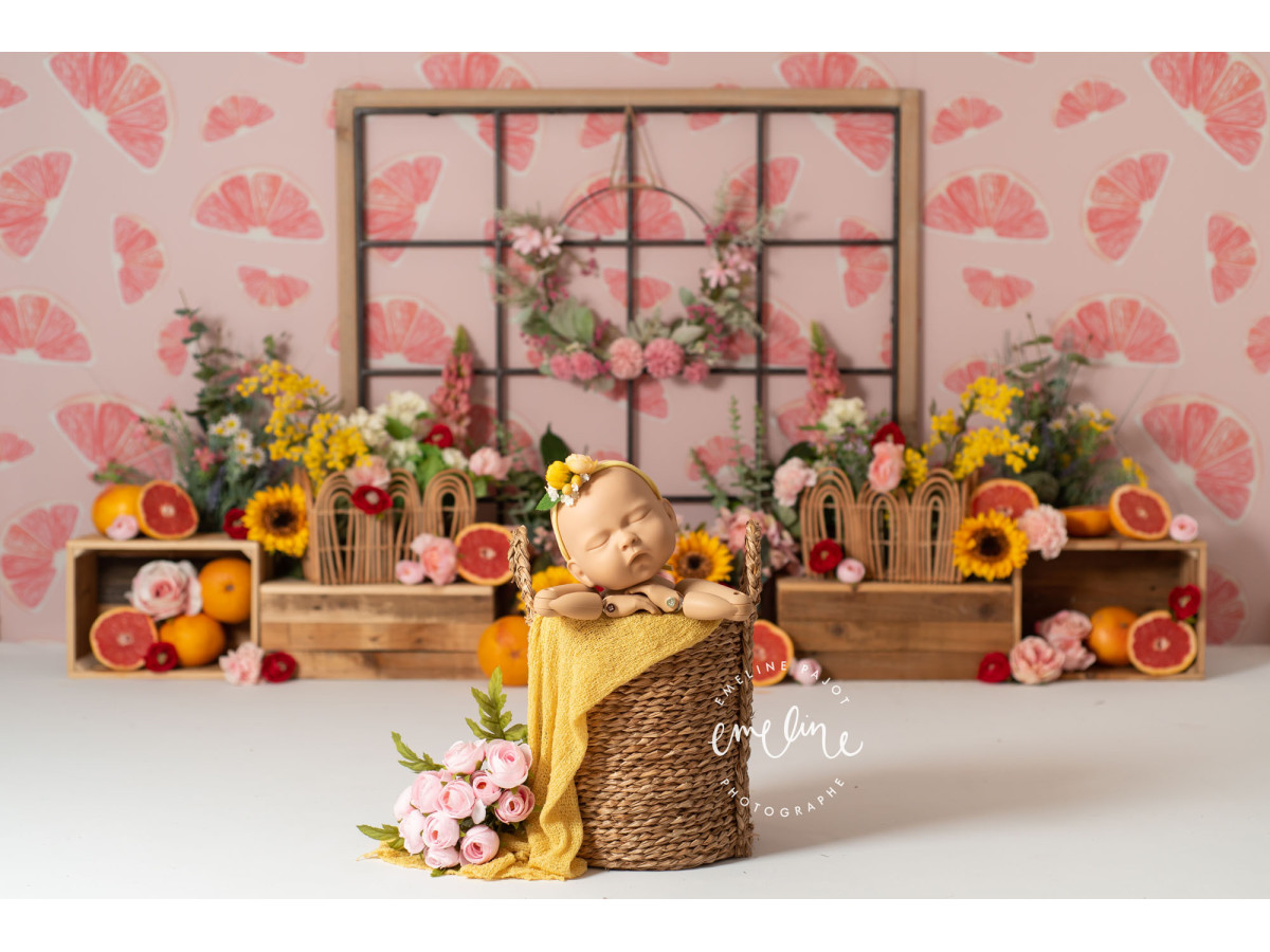 Fondo fotográfico de bebé y smash cake Pamplemoussa – ventana florida con pomelos y girasoles | Colors&Drops