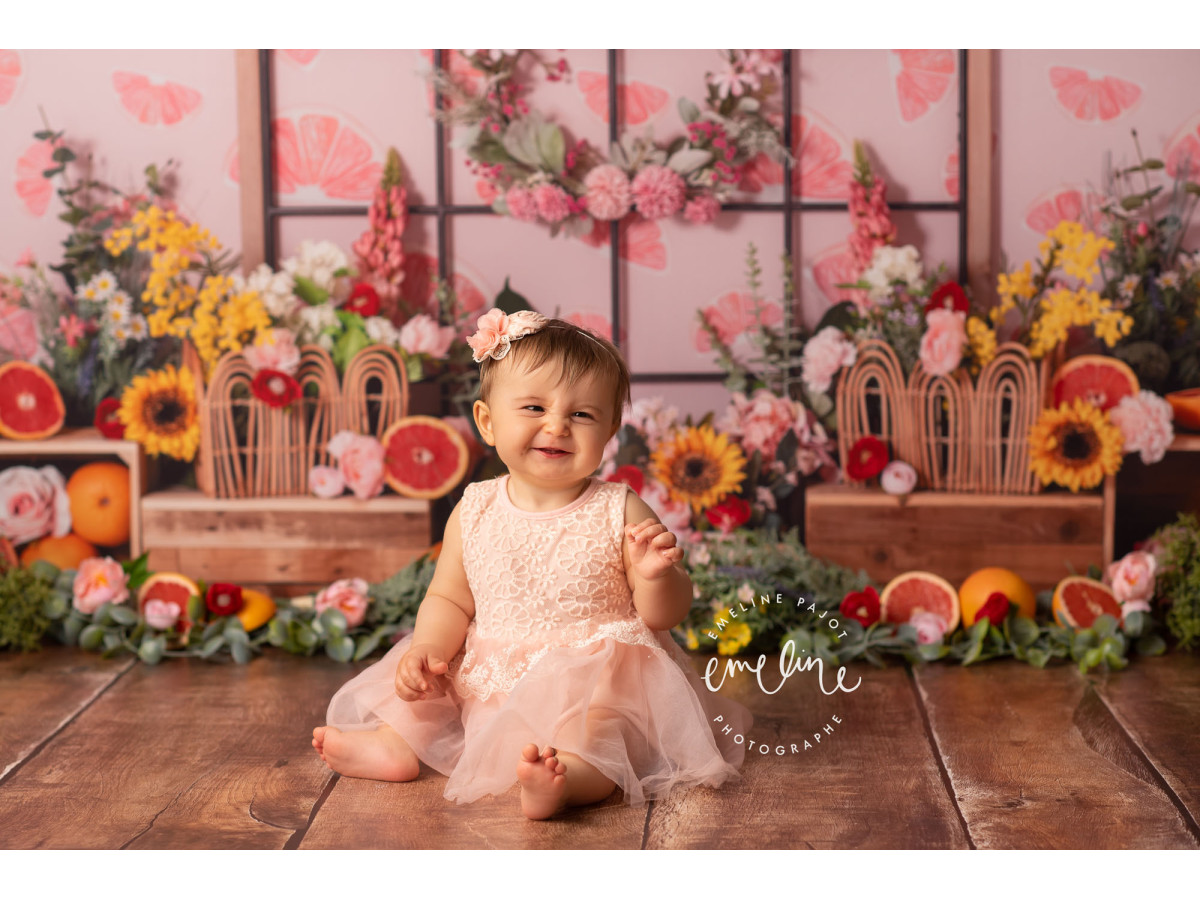 Fondo fotográfico de bebé y smash cake Pamplemoussa – ventana florida con pomelos y girasoles | Colors&Drops