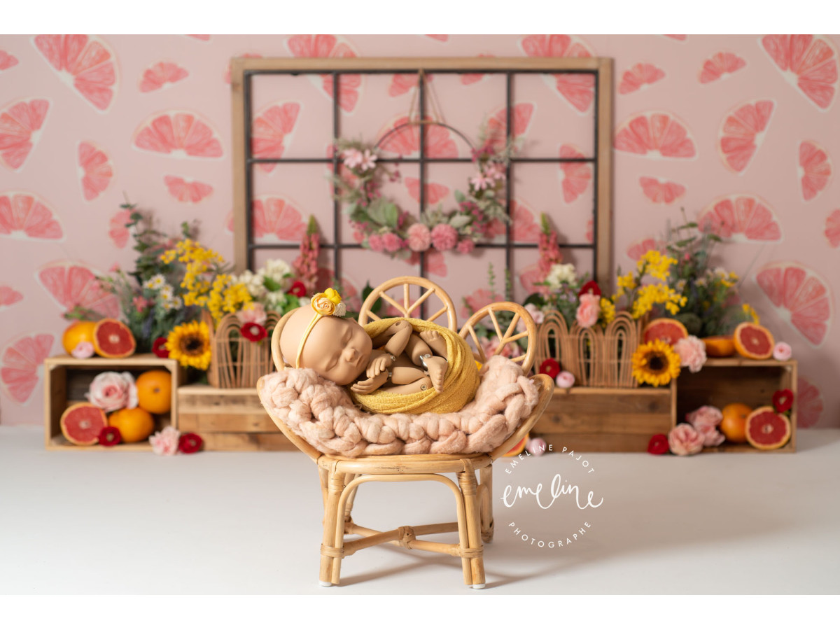 Fondo fotográfico de bebé y smash cake Pamplemoussa – ventana florida con pomelos y girasoles | Colors&Drops