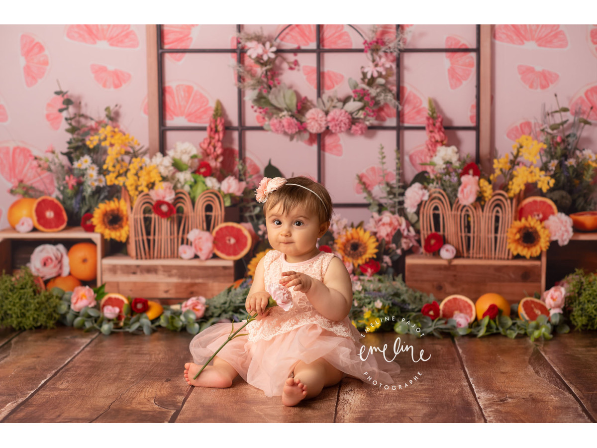Fondo fotográfico de bebé y smash cake Pamplemoussa – ventana florida con pomelos y girasoles | Colors&Drops