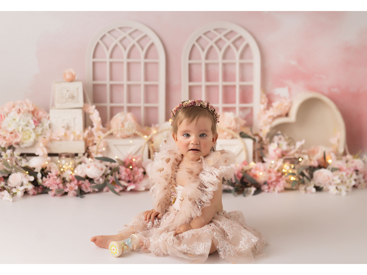 Fond photo bébé et smash cake Shabby – décor shabby chic rose avec fenêtres cintrées et fleurs | Colors&Drops