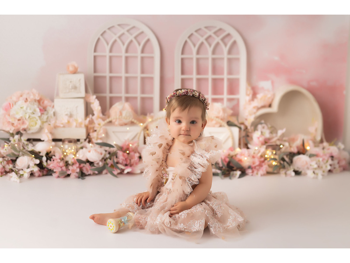 Fond photo bébé et smash cake Shabby – décor shabby chic rose avec fenêtres cintrées et fleurs | Colors&Drops