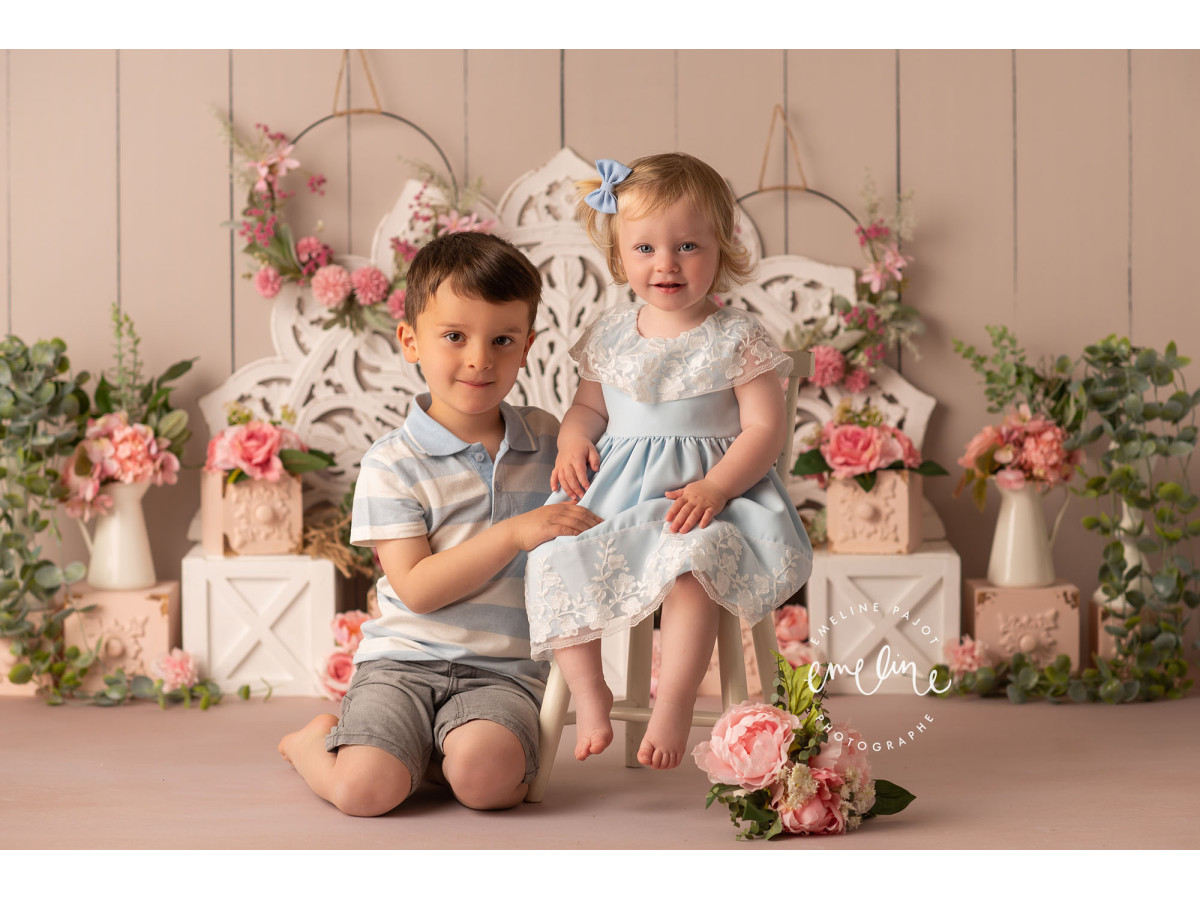 Fond photo bébé et smash cake Rosae – mur en bois blanc avec dentelle géante et roses | Colors&Drops