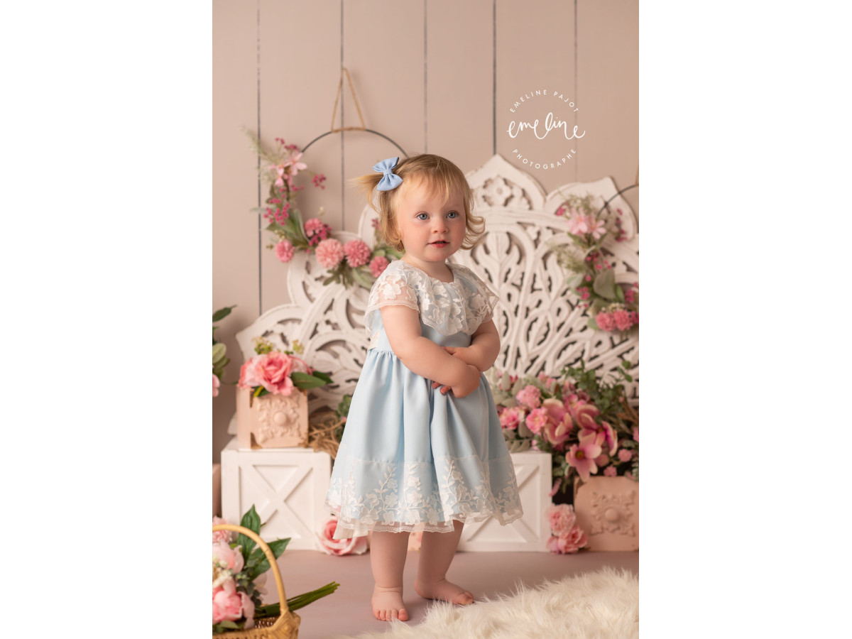 Fond photo bébé et smash cake Rosae – mur en bois blanc avec dentelle géante et roses | Colors&Drops
