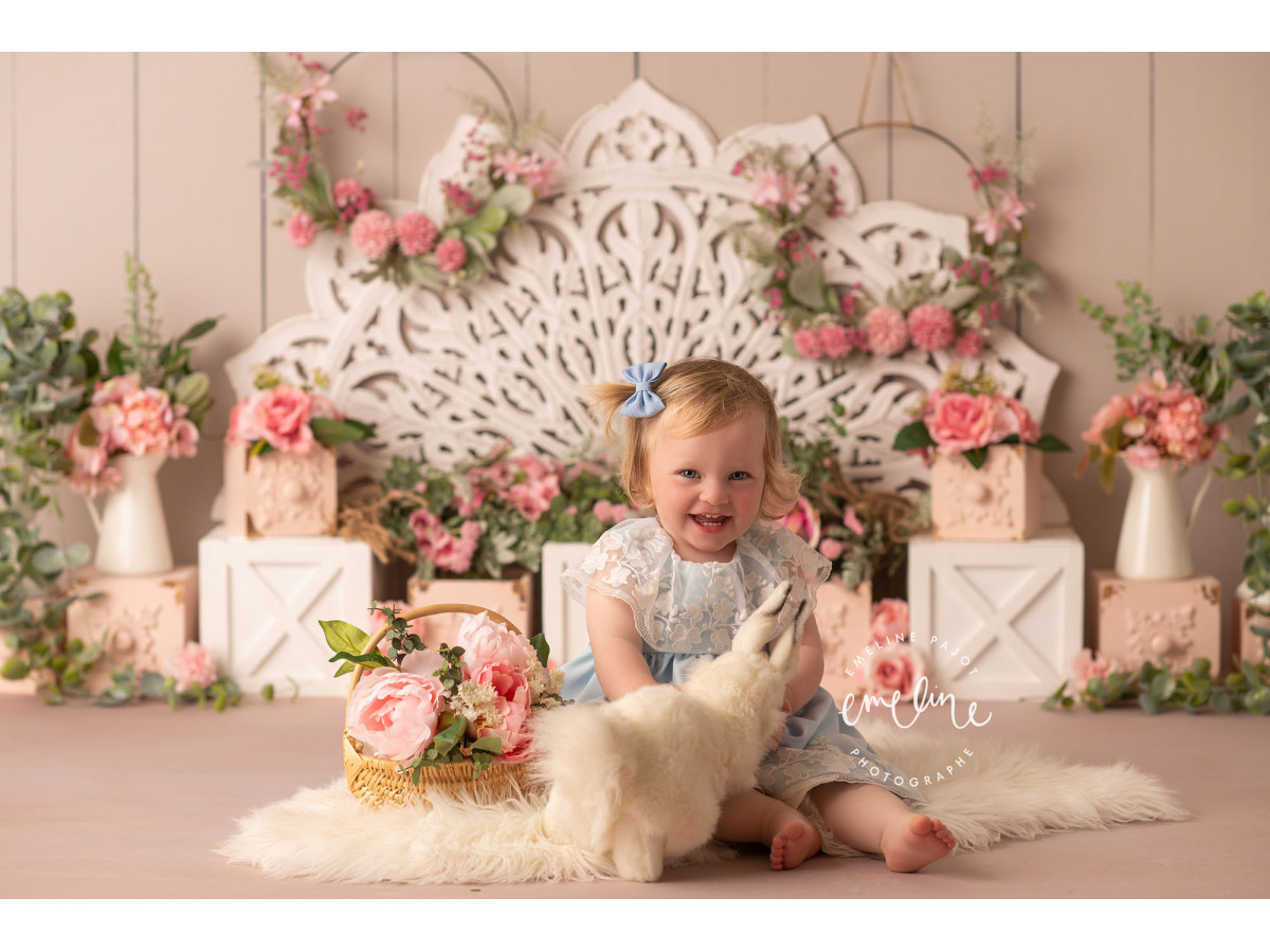 Fond photo bébé et smash cake Rosae – mur en bois blanc avec dentelle géante et roses | Colors&Drops