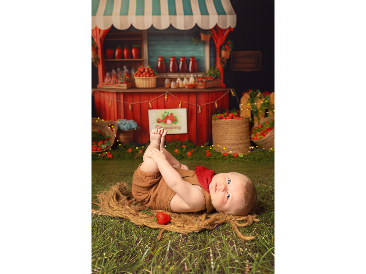 Baby & cake smash photo backdrop Strawberry – strawberry stand with striped awning and string lights | Colors&Drops