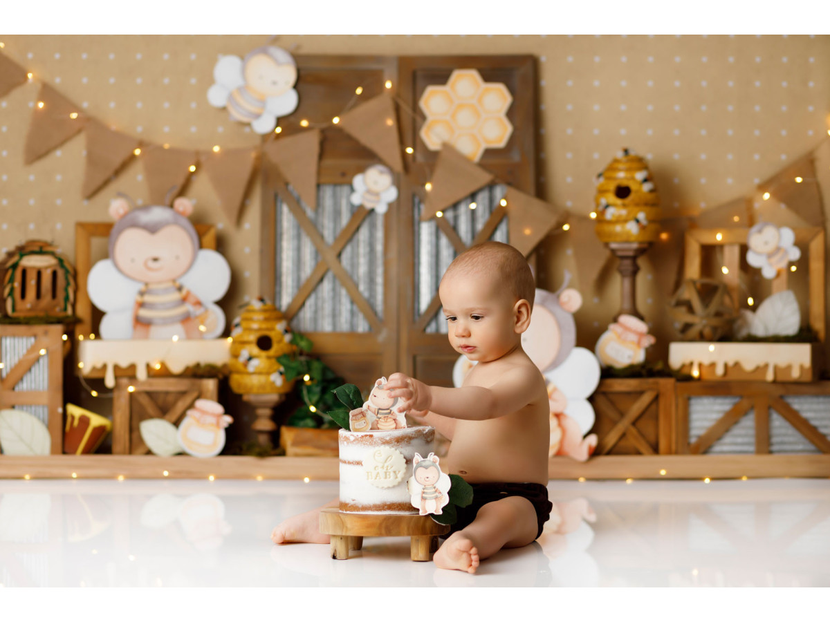 Fond photo bébé et smash cake Bourdon – décor abeilles avec fanions en jute et portes en bois | Colors&Drops