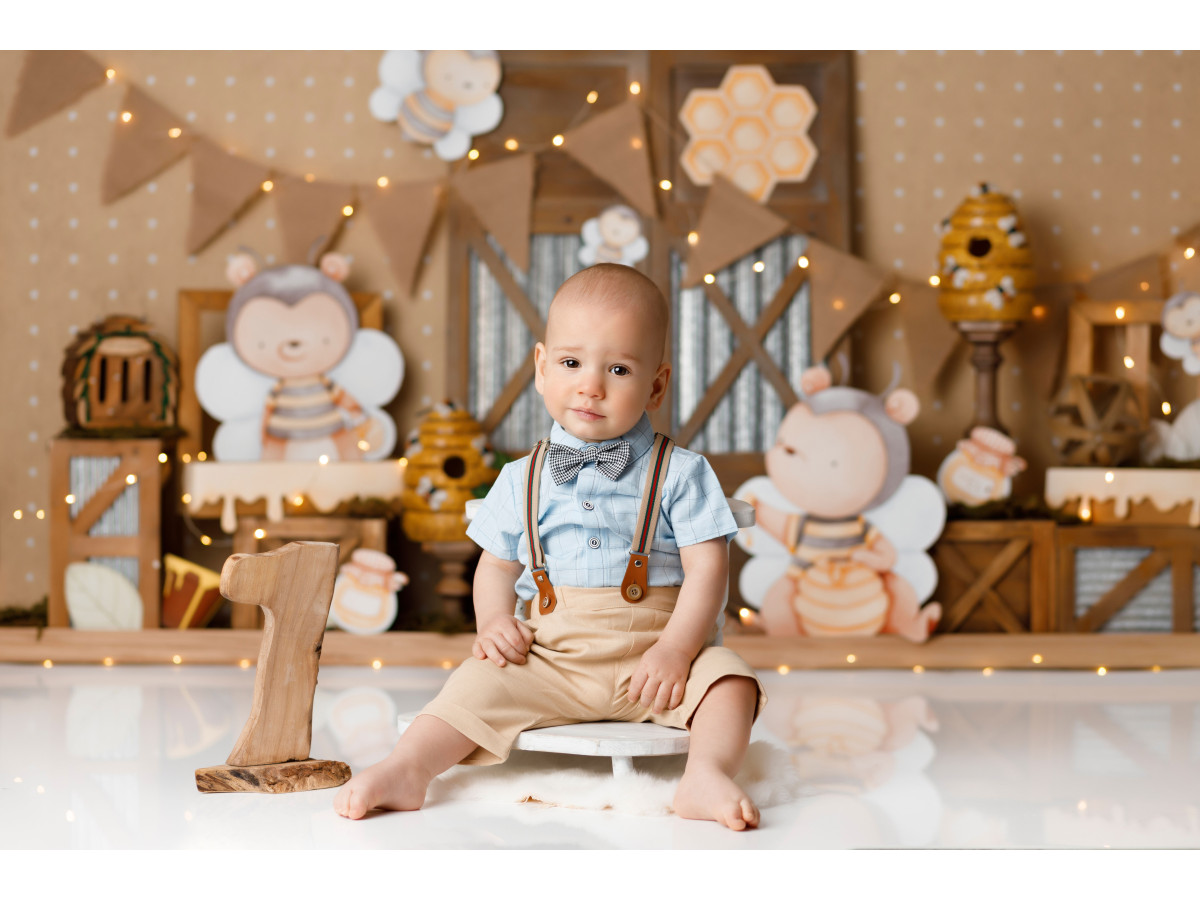 Fond photo bébé et smash cake Bourdon – décor abeilles avec fanions en jute et portes en bois | Colors&Drops