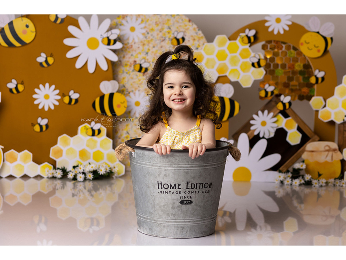 Fond photo bébé et smash cake Miel Pop – décor abeilles et marguerites sur fond nid d'abeille jaune | Colors&Drops