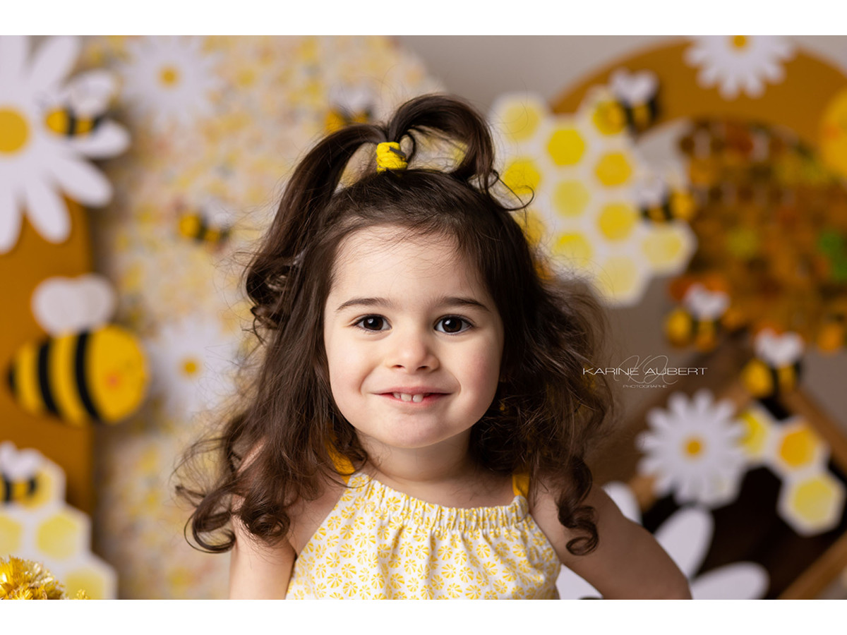 Baby & cake smash photo backdrop Miel Pop – bees and daisies set on yellow honeycomb background | Colors&Drops