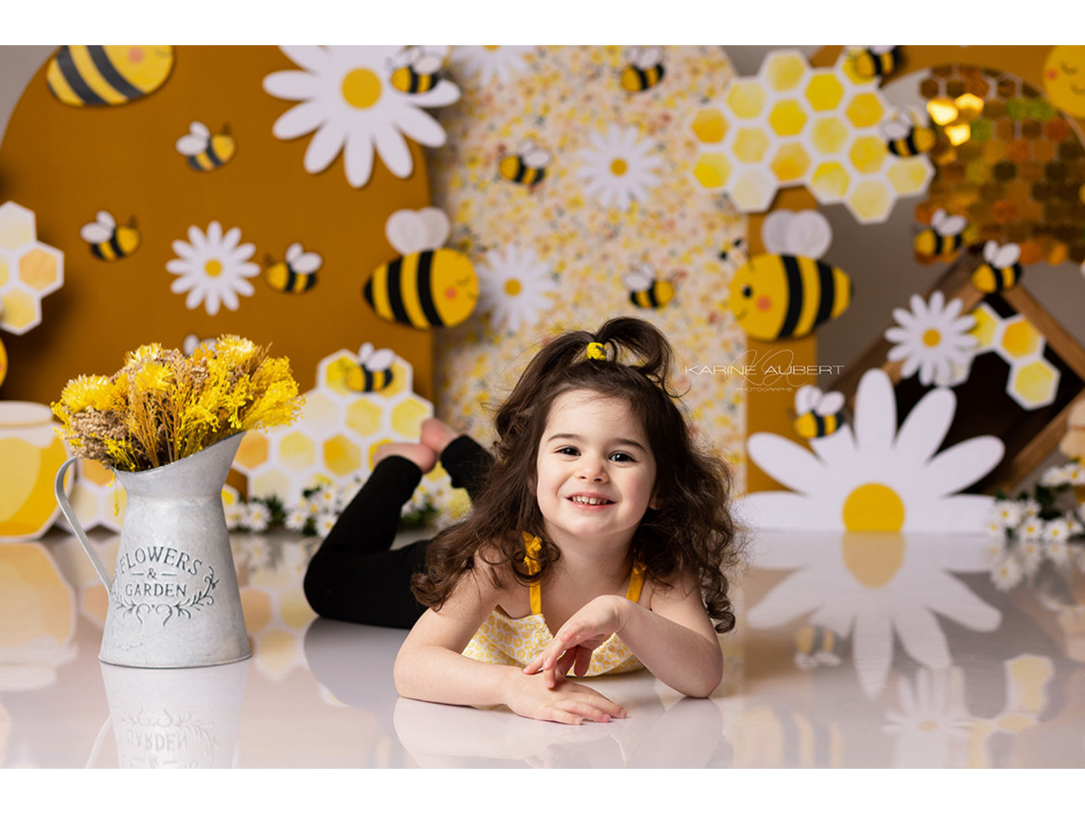 Fond photo bébé et smash cake Miel Pop – décor abeilles et marguerites sur fond nid d'abeille jaune | Colors&Drops