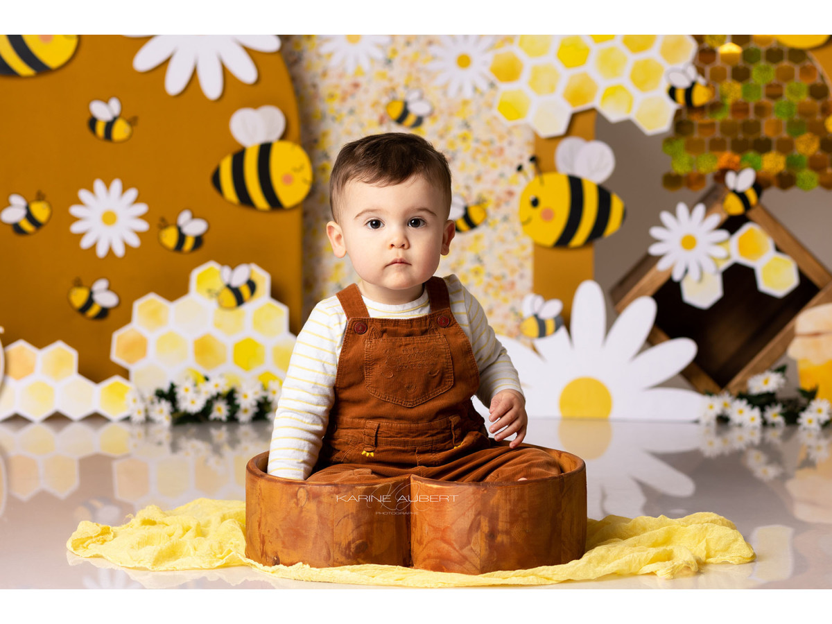 Fond photo bébé et smash cake Miel Pop – décor abeilles et marguerites sur fond nid d'abeille jaune | Colors&Drops