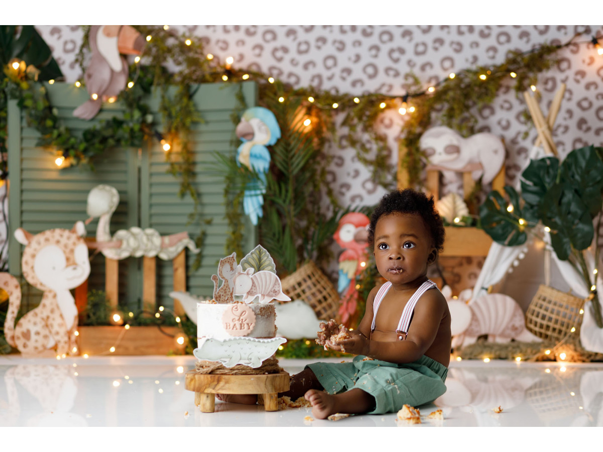 Fondo fotográfico de bebé y smash cake Bresilia Jungle – decorado de selva con loros, contraventanas y estampado | Colors&Drops