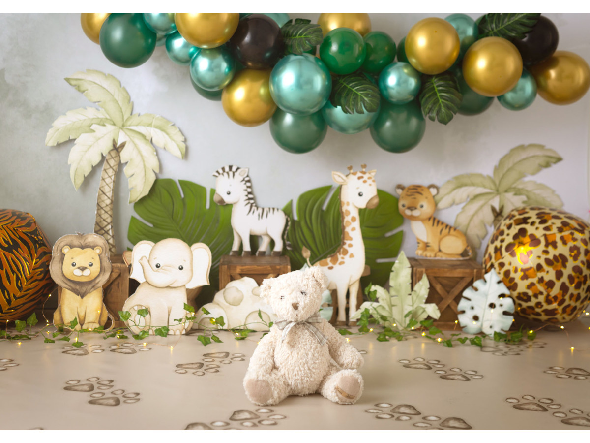 Fond photo bébé et smash cake Little Jungle – décor jungle avec animaux en peluche et ballons verts | Colors&Drops