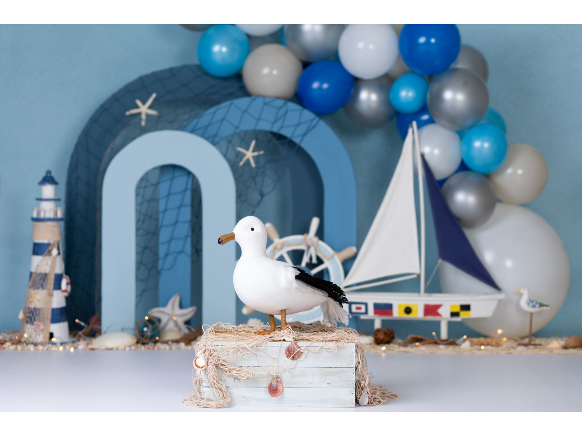Fondo fotográfico de bebé y smash cake Marin Pecheur – decorado marinero con velero, faro y globos azules | Colors&Drops