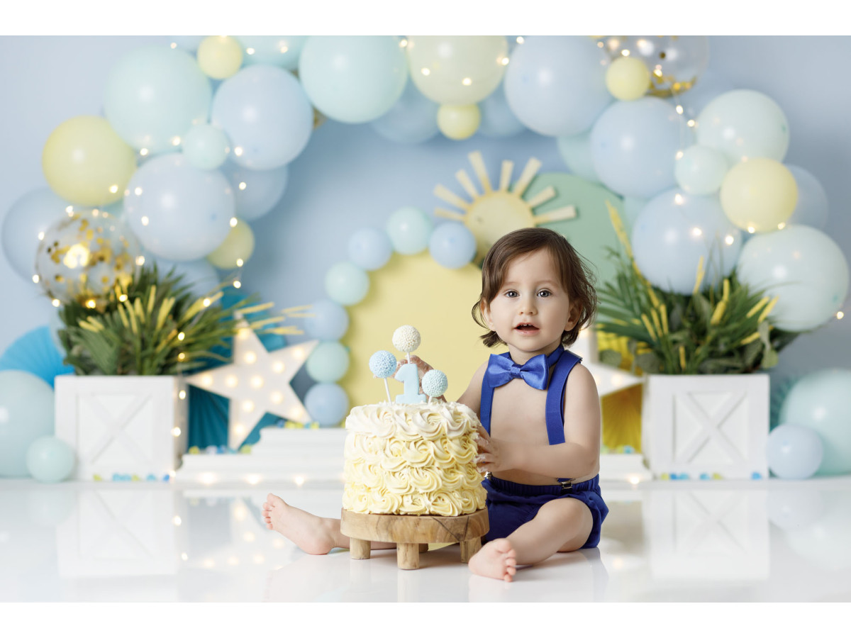 Fondo fotográfico de bebé y smash cake Good Day – arco de globos azules y amarillos con sol | Colors&Drops