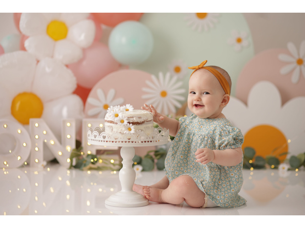 Fond photo bébé et smash cake Petale – marguerites géantes et ballons pastel | Colors&Drops