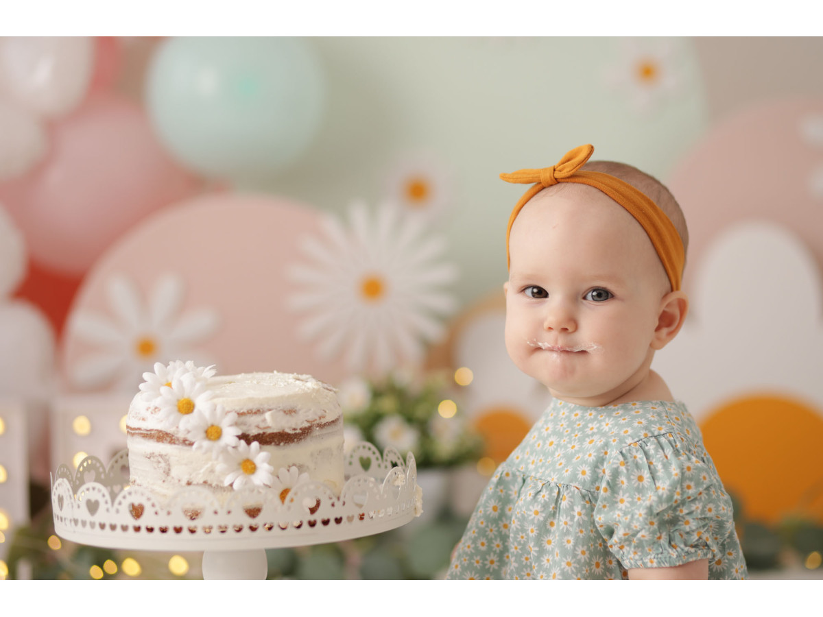 Fond photo bébé et smash cake Petale – marguerites géantes et ballons pastel | Colors&Drops