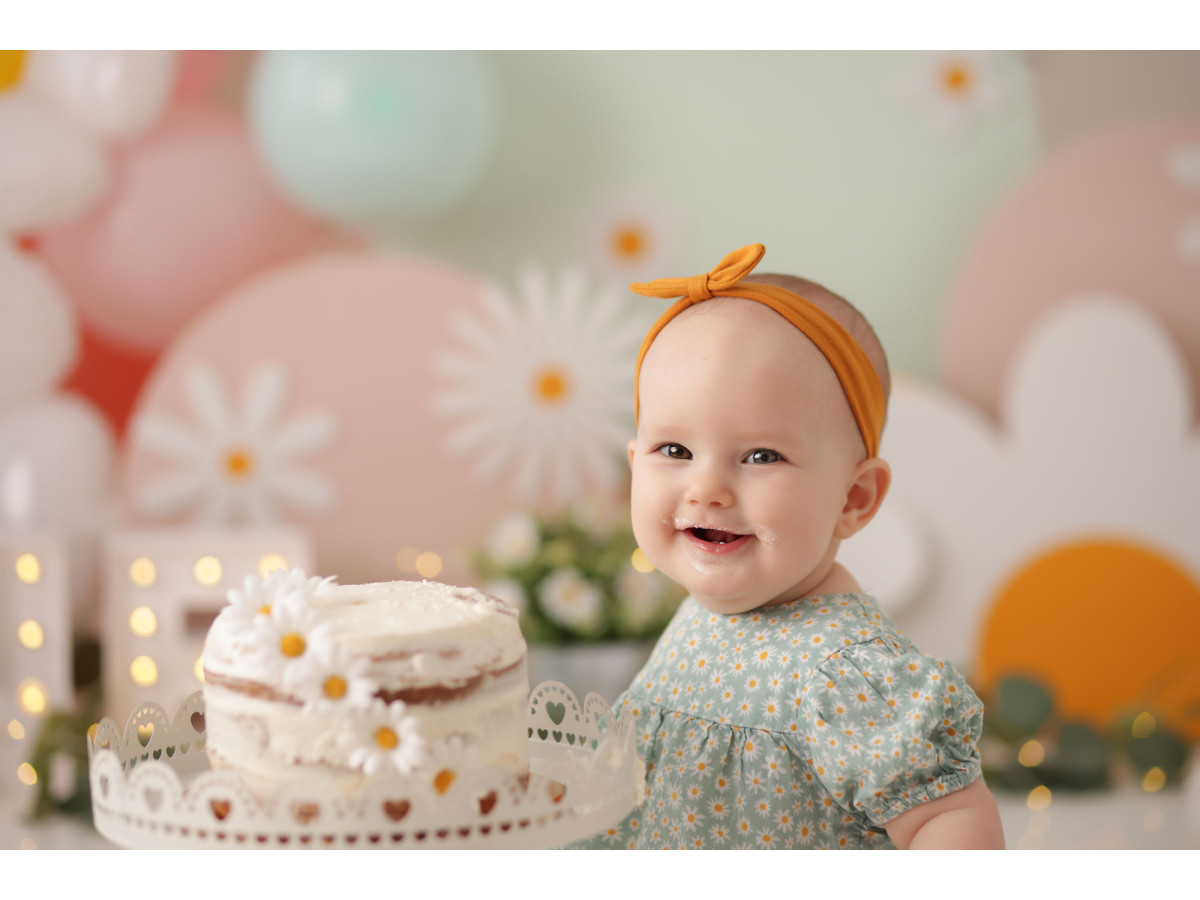 Fond photo bébé et smash cake Petale – marguerites géantes et ballons pastel | Colors&Drops