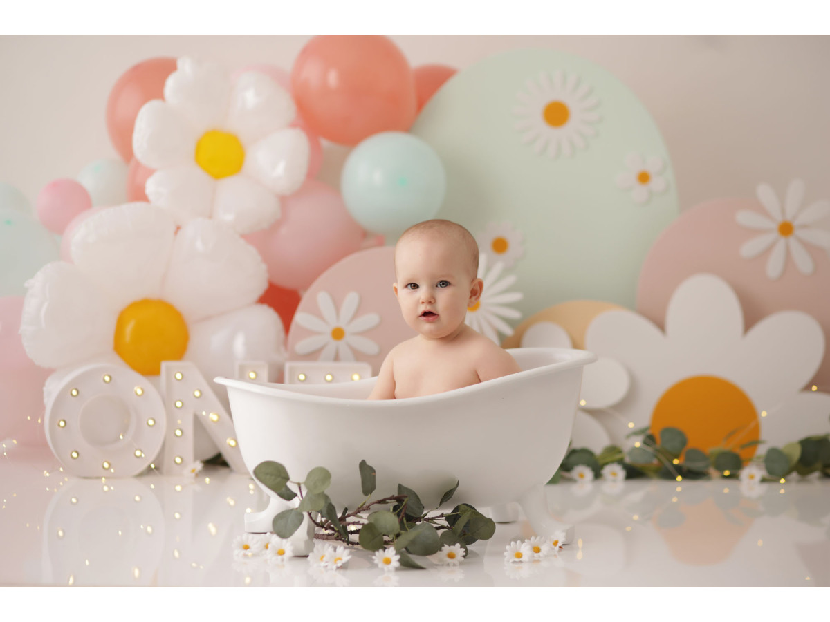 Baby & cake smash photo backdrop One Petale – giant daisies and balloons set with ONE letters | Colors&Drops