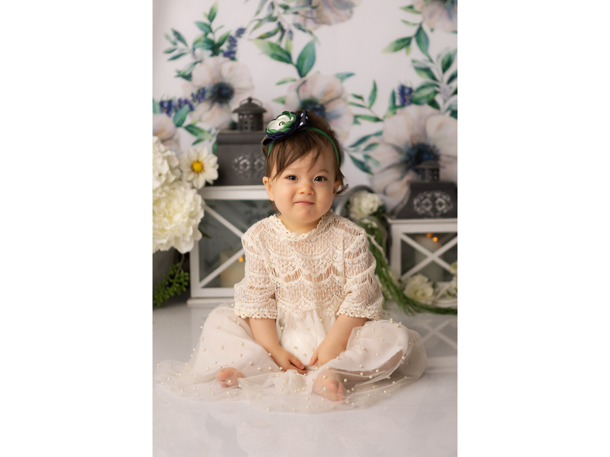 Fond photo bébé et smash cake Chlorale – voilages fleuris blancs avec lanternes et fleurs blanches | Colors&Drops