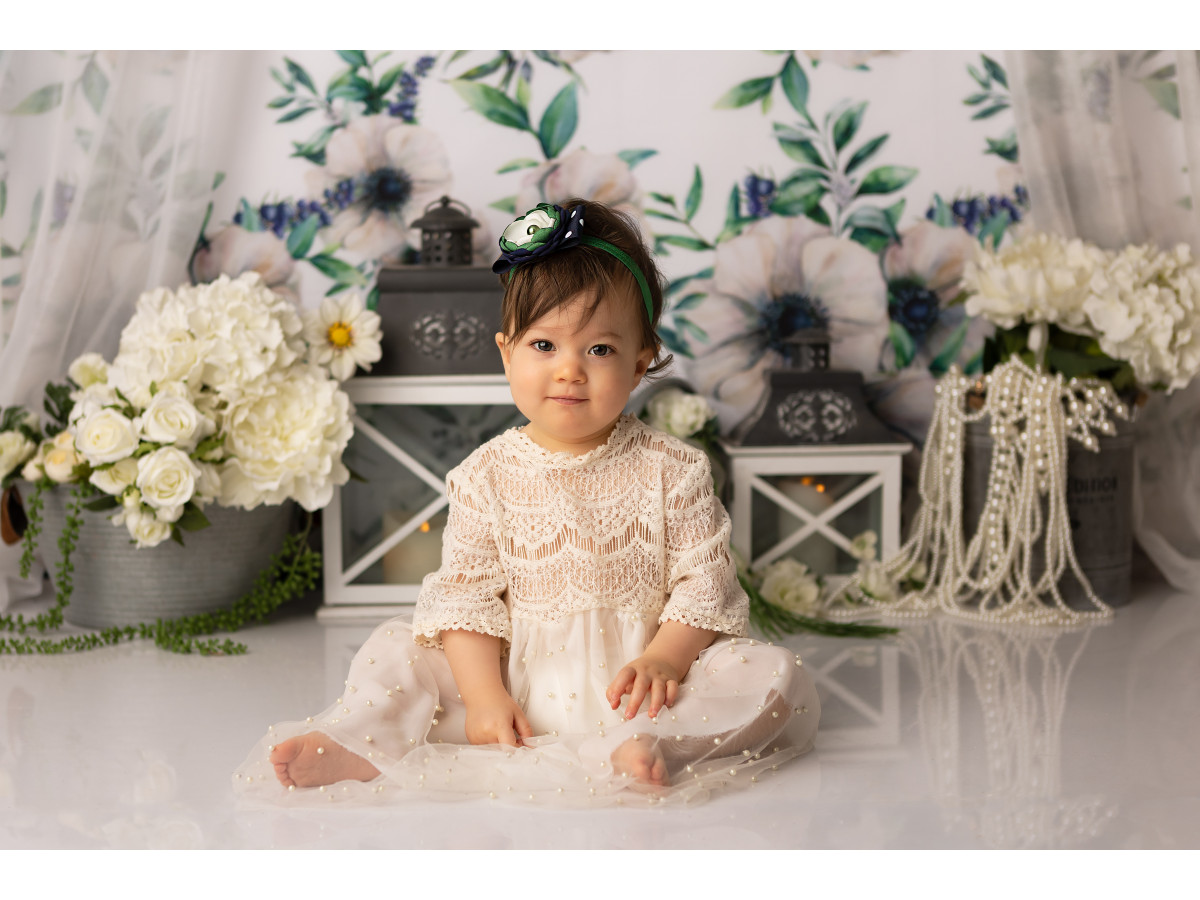 Fondo fotográfico de bebé y smash cake Chlorale – visillos florales blancos con faroles y flores blancas | Colors&Drops