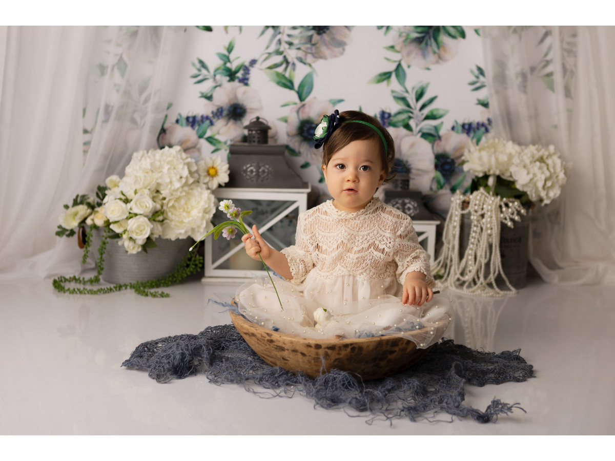 Fond photo bébé et smash cake Chlorale – voilages fleuris blancs avec lanternes et fleurs blanches | Colors&Drops