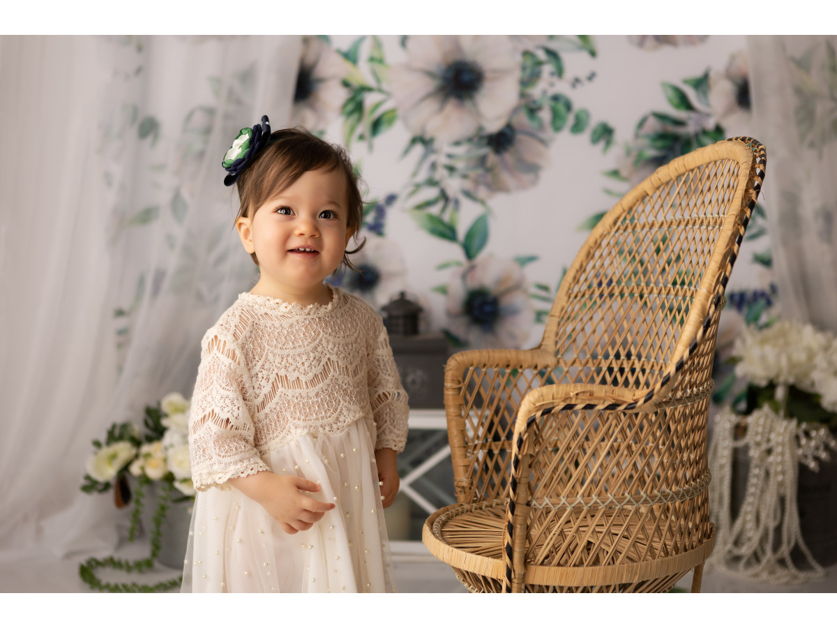 Baby & cake smash photo backdrop Chlorale – white floral sheer curtains with lanterns and white flowers | Colors&Drops