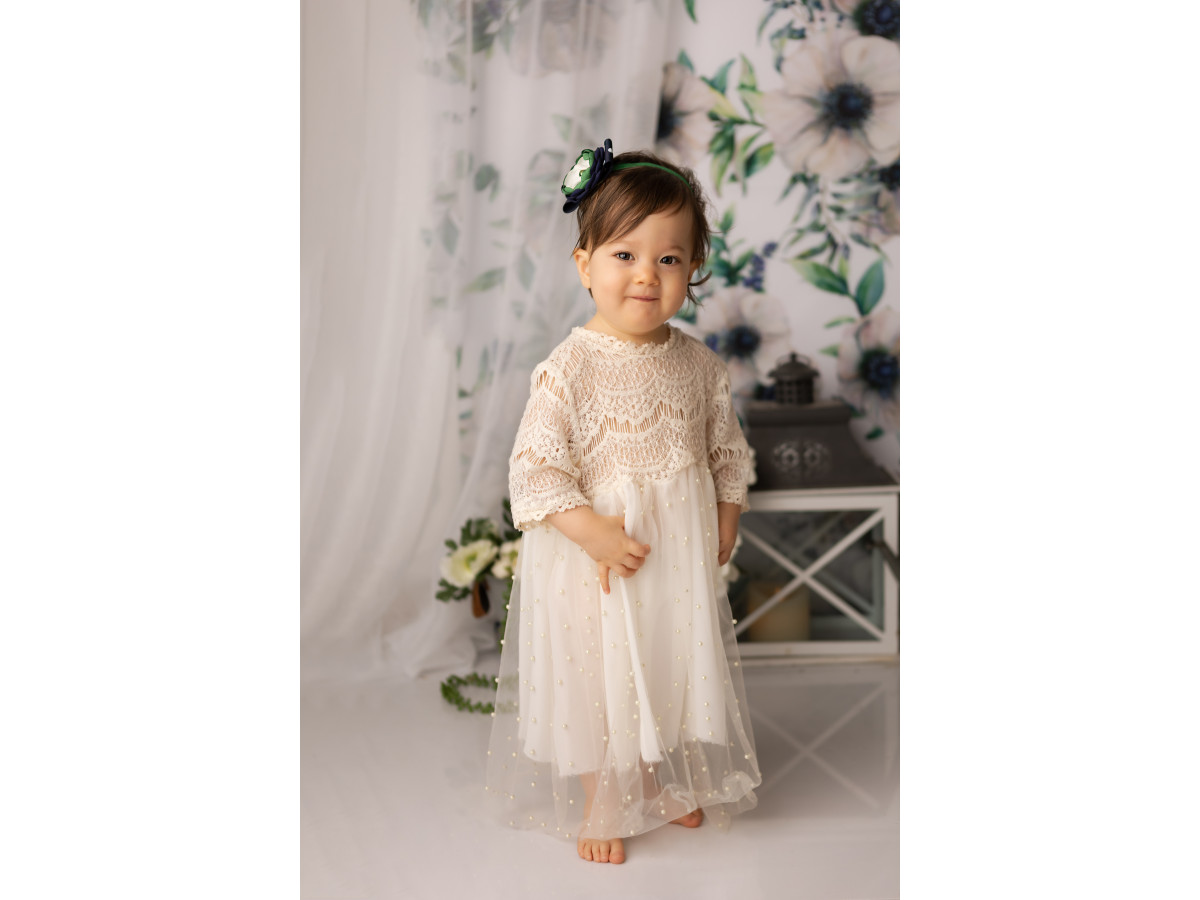 Fond photo bébé et smash cake Chlorale – voilages fleuris blancs avec lanternes et fleurs blanches | Colors&Drops