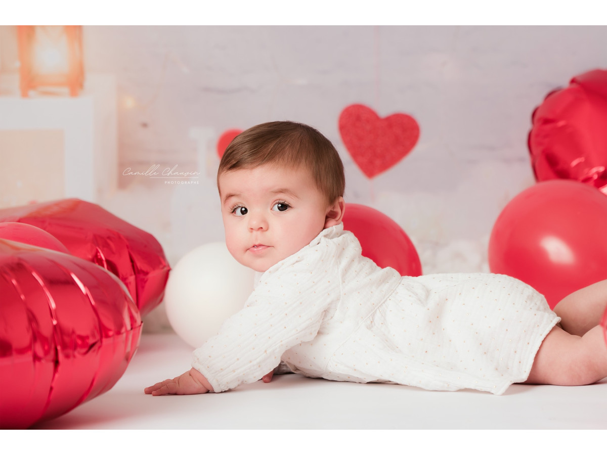 Fondo fotográfico de San Valentín Cupidon – corazones rojos colgantes y cubos blancos | Colors&Drops