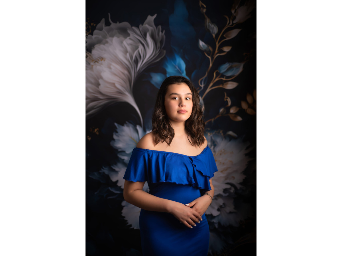 Fond photo grossesse et portrait Liz – pivoines blanches et bleues sur fond noir | Colors&Drops