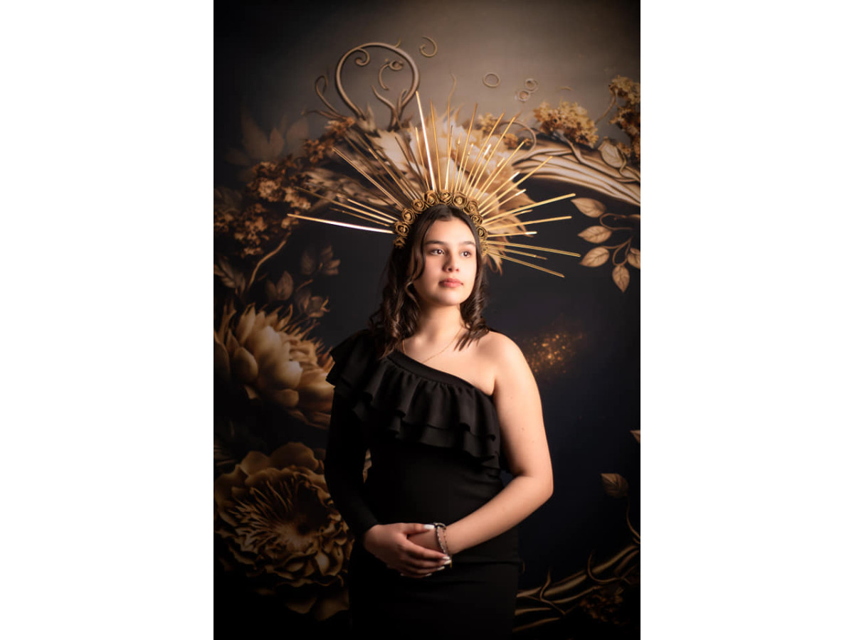 Fond photo grossesse et portrait Floka Ring – couronne florale dorée sur fond noir | Colors&Drops