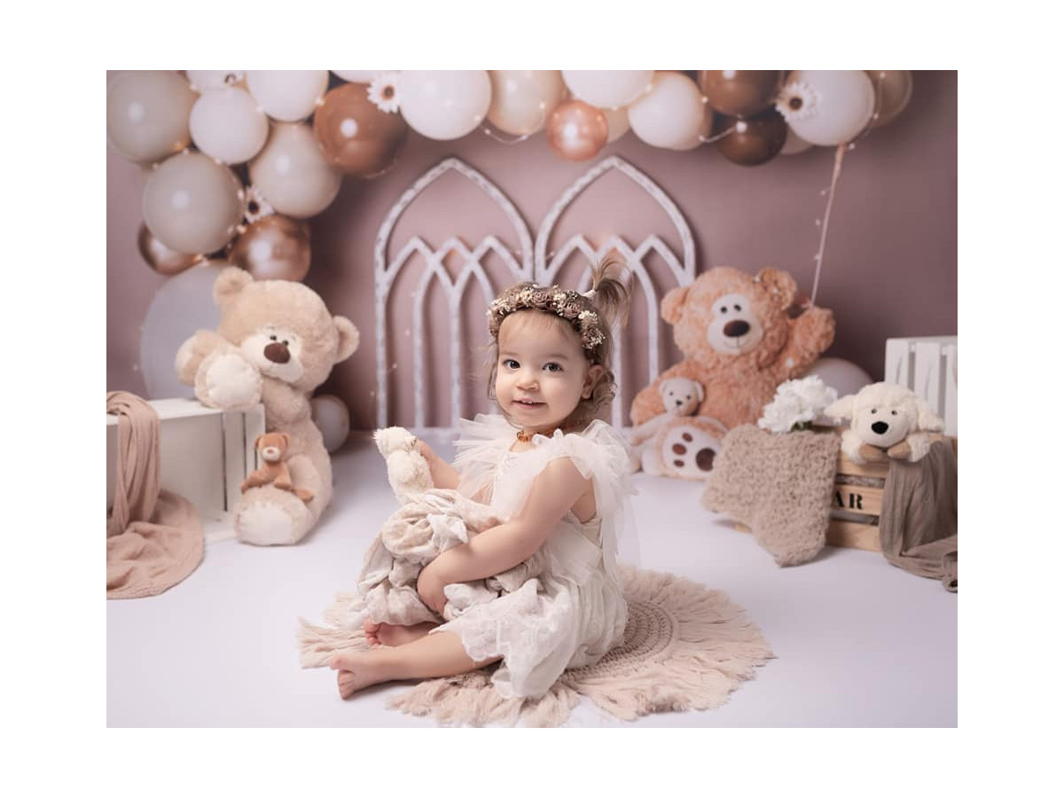 Baby & cake smash photo backdrop Bella Bears – beige and copper balloon arch with windows and teddy bear | Colors&Drops