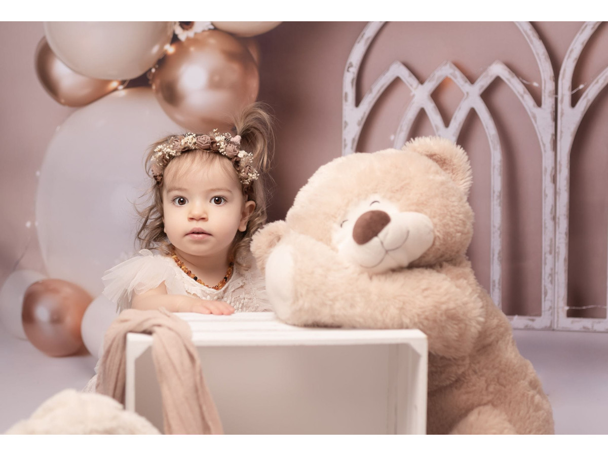 Baby & cake smash photo backdrop Bella Bears – beige and copper balloon arch with windows and teddy bear | Colors&Drops