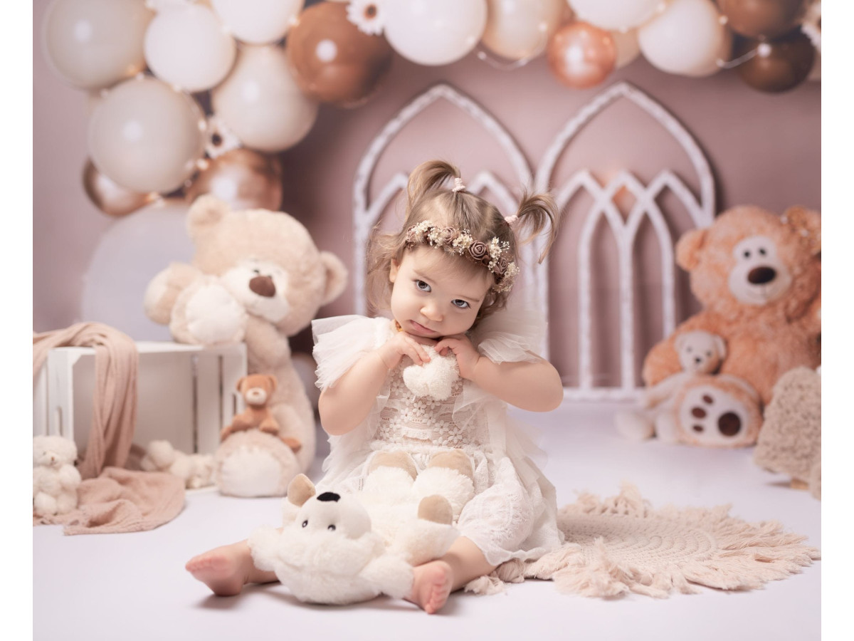 Baby & cake smash photo backdrop Bella Bears – beige and copper balloon arch with windows and teddy bear | Colors&Drops