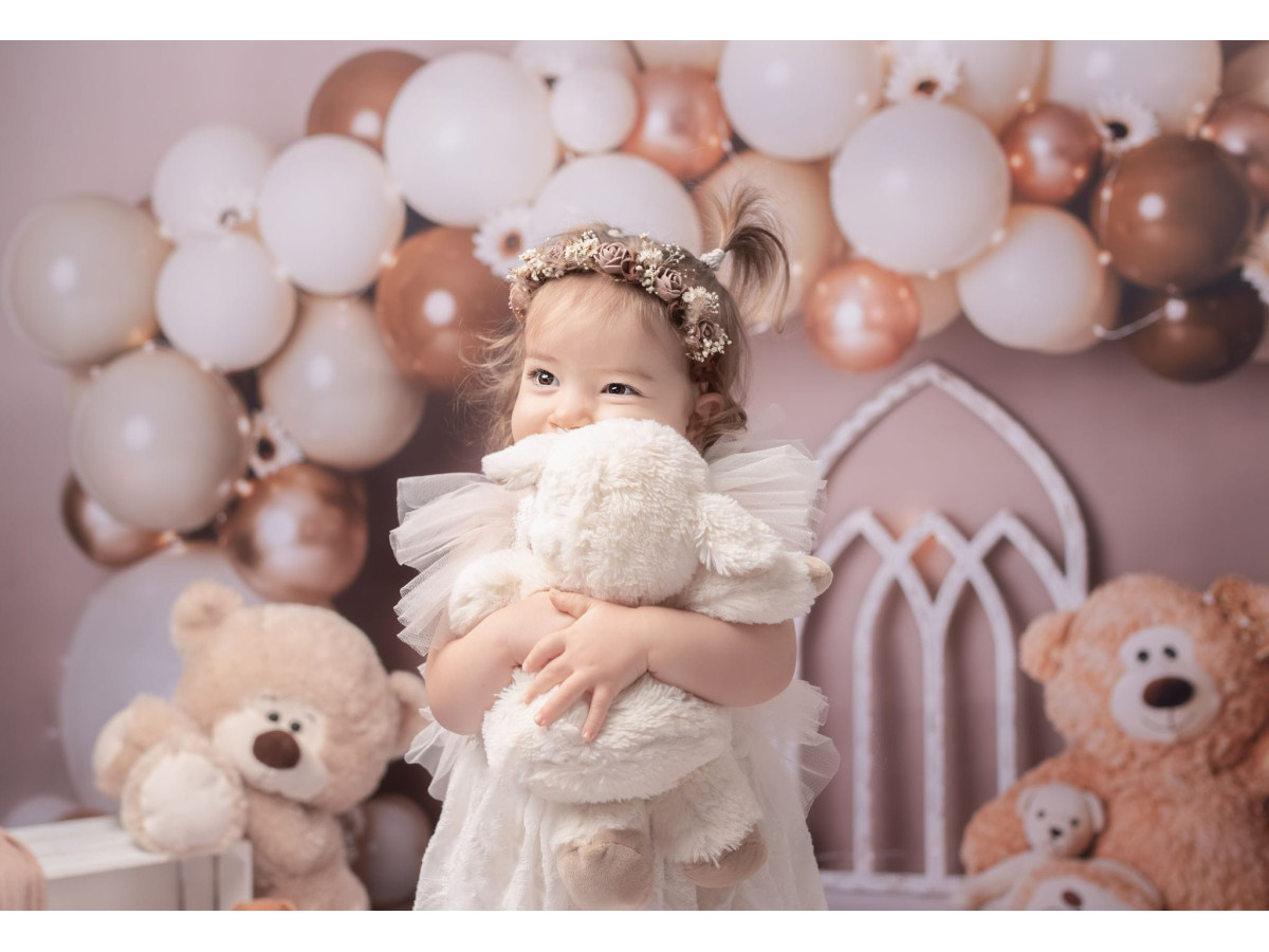Baby & cake smash photo backdrop Bella Bears – beige and copper balloon arch with windows and teddy bear | Colors&Drops