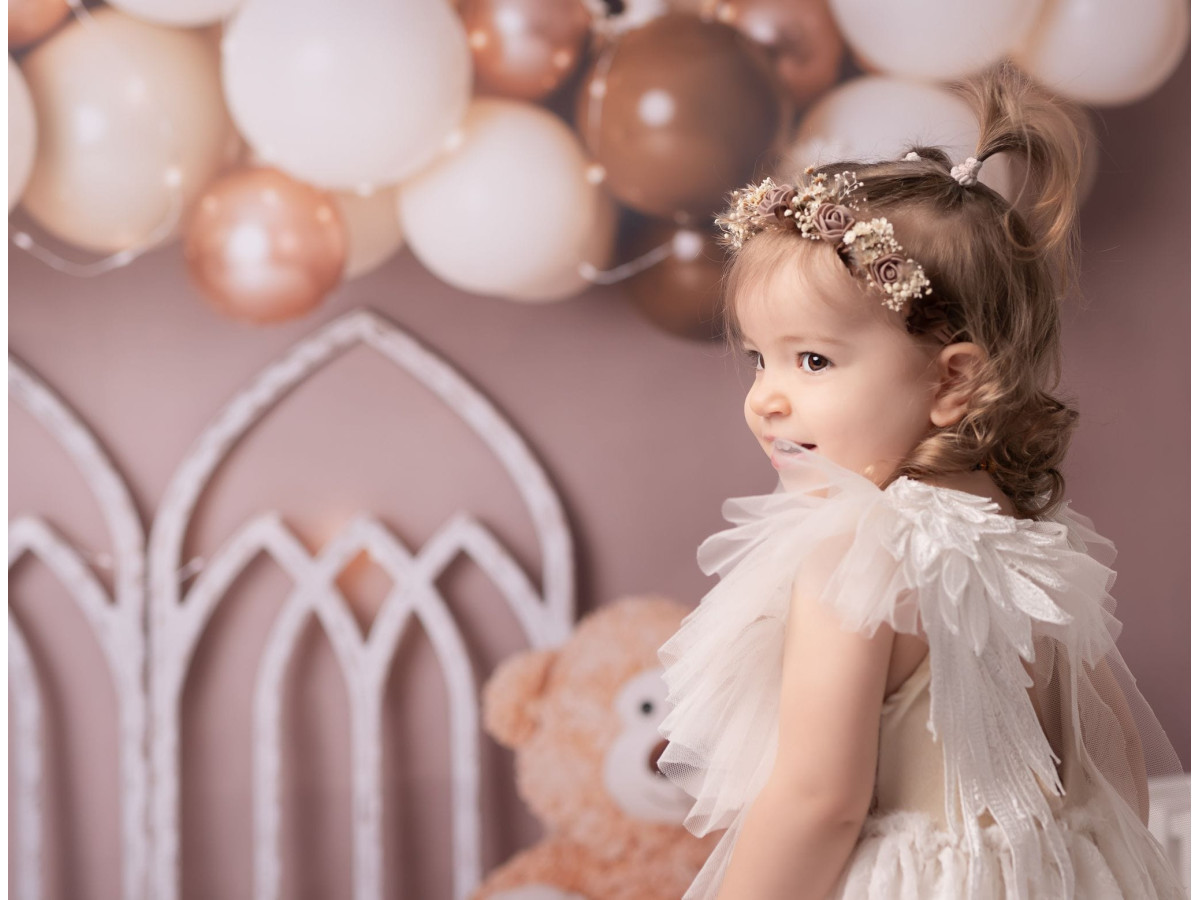 Baby & cake smash photo backdrop Bella Bears – beige and copper balloon arch with windows and teddy bear | Colors&Drops