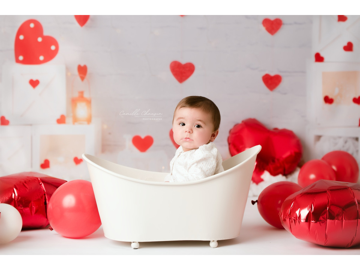Valentine's Day photo backdrop Cupidon – hanging red hearts and white cubes | Colors&Drops