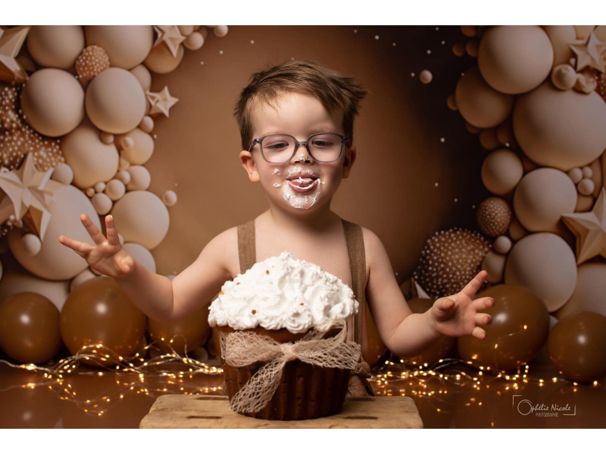 Fondo fotográfico de bebé y smash cake Golden Balls – arco de globos y estrellas de mar dorados | Colors&Drops