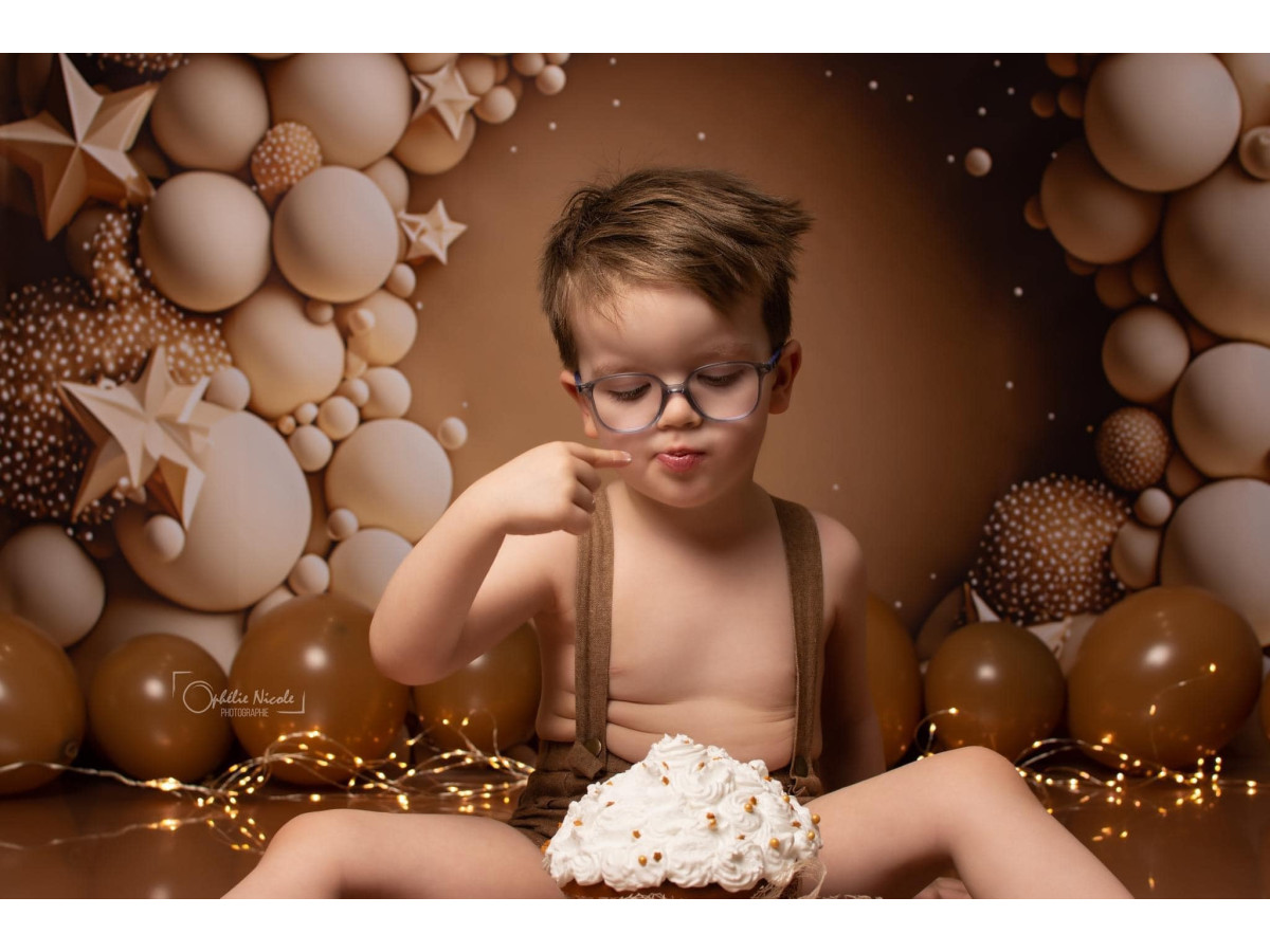 Fondo fotográfico de bebé y smash cake Golden Balls – arco de globos y estrellas de mar dorados | Colors&Drops