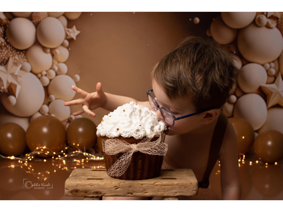 Fondo fotográfico de bebé y smash cake Golden Balls – arco de globos y estrellas de mar dorados | Colors&Drops