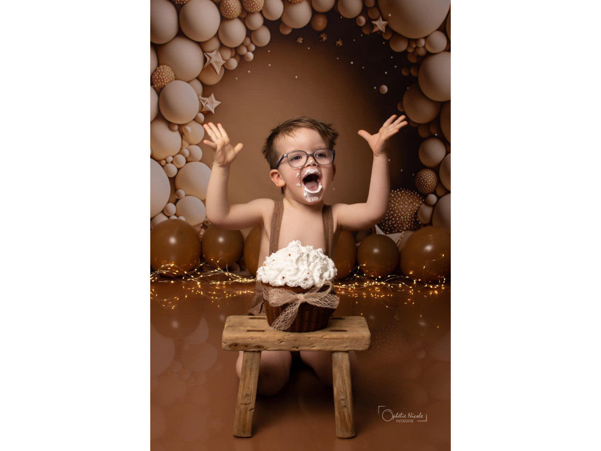 Fondo fotográfico de bebé y smash cake Golden Balls – arco de globos y estrellas de mar dorados | Colors&Drops